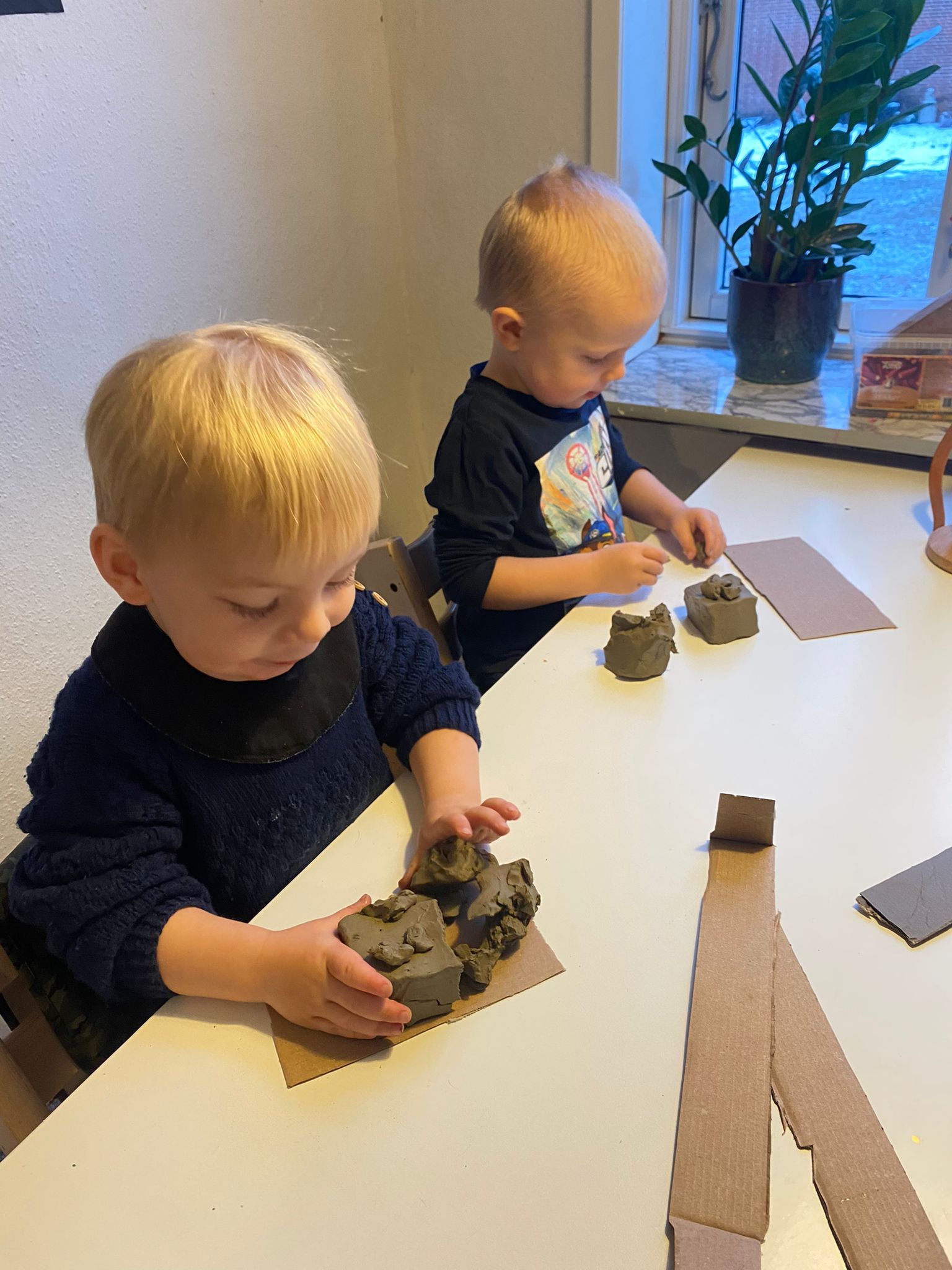Billede af børn der laver krea